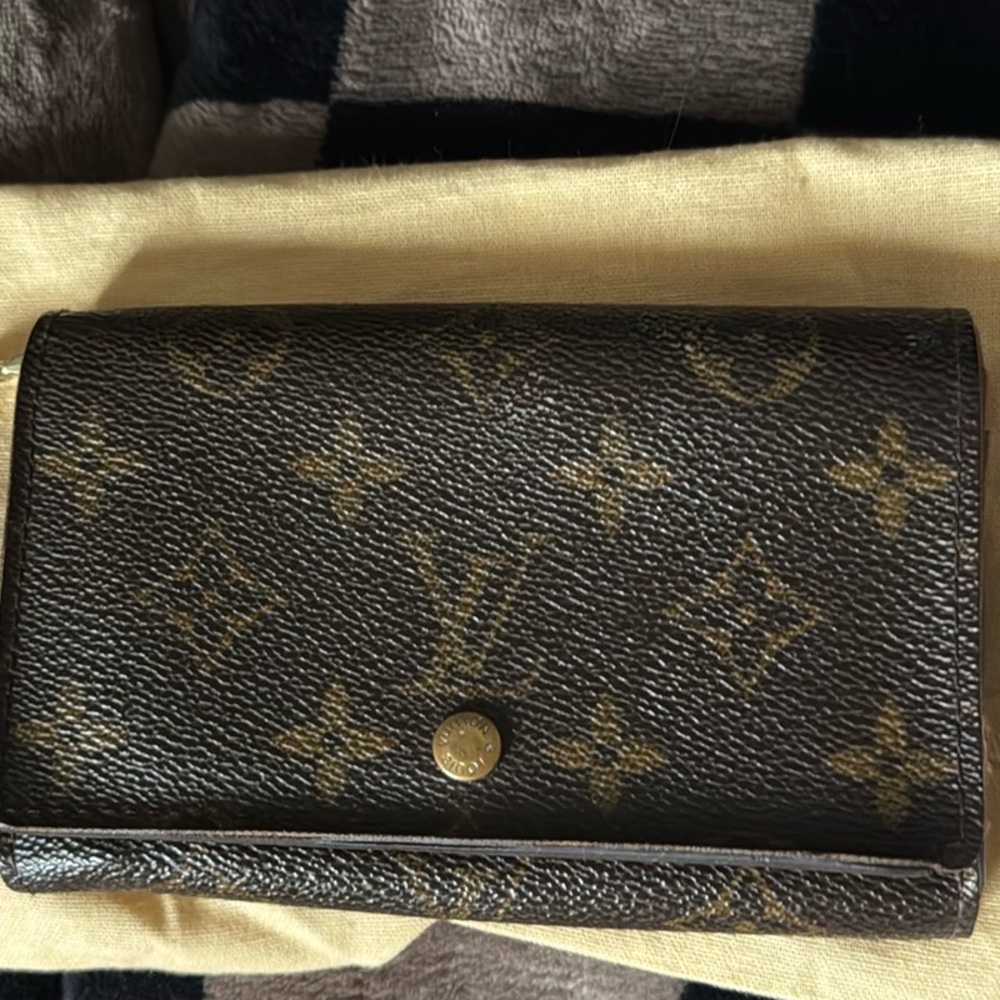 LV Wallet comes with dust bag date code GA0074